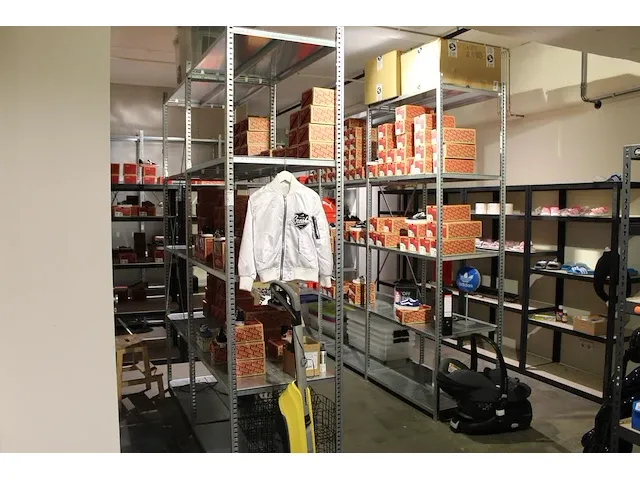 Magazijnstelling gegalvaniseerd met 24 staanders en ruim 100 legborden. afmeting per stellingdeel 100 x 62 ... - afbeelding 1 van  6