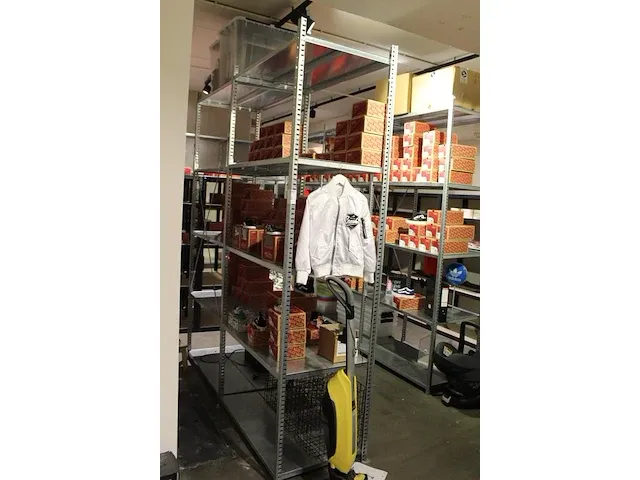 Magazijnstelling gegalvaniseerd met 24 staanders en ruim 100 legborden. afmeting per stellingdeel 100 x 62 ... - afbeelding 2 van  6