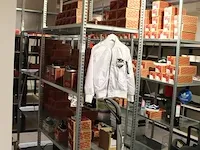 Magazijnstelling gegalvaniseerd met 24 staanders en ruim 100 legborden. afmeting per stellingdeel 100 x 62 ... - afbeelding 2 van  6