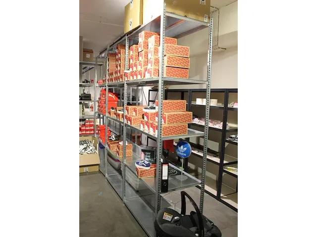 Magazijnstelling gegalvaniseerd met 24 staanders en ruim 100 legborden. afmeting per stellingdeel 100 x 62 ... - afbeelding 3 van  6