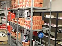 Magazijnstelling gegalvaniseerd met 24 staanders en ruim 100 legborden. afmeting per stellingdeel 100 x 62 ... - afbeelding 3 van  6