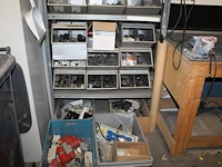 Magazijnstelling gevuld met stekkers en stekkerdozen. - afbeelding 1 van  6