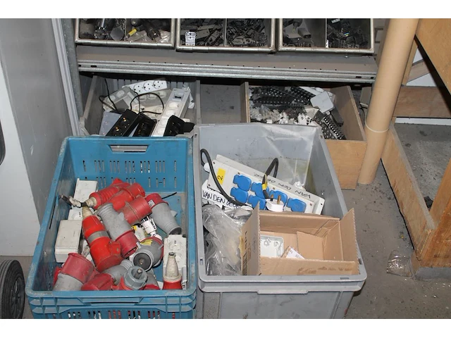 Magazijnstelling gevuld met stekkers en stekkerdozen. - afbeelding 4 van  6