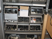 Magazijnstelling gevuld met stekkers en stekkerdozen. - afbeelding 5 van  6