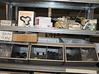 Magazijnstelling gevuld met stekkers en stekkerdozen. - afbeelding 6 van  6