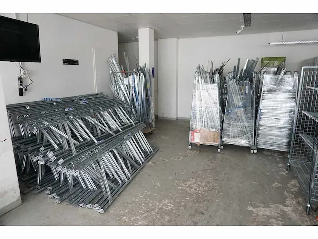 Magazijnstellingen circa 40 meter - afbeelding 1 van  5