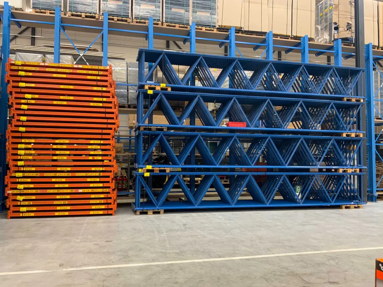 Magazijnstellingen, draagarmstelling, intern transport, gereedschap en bakken