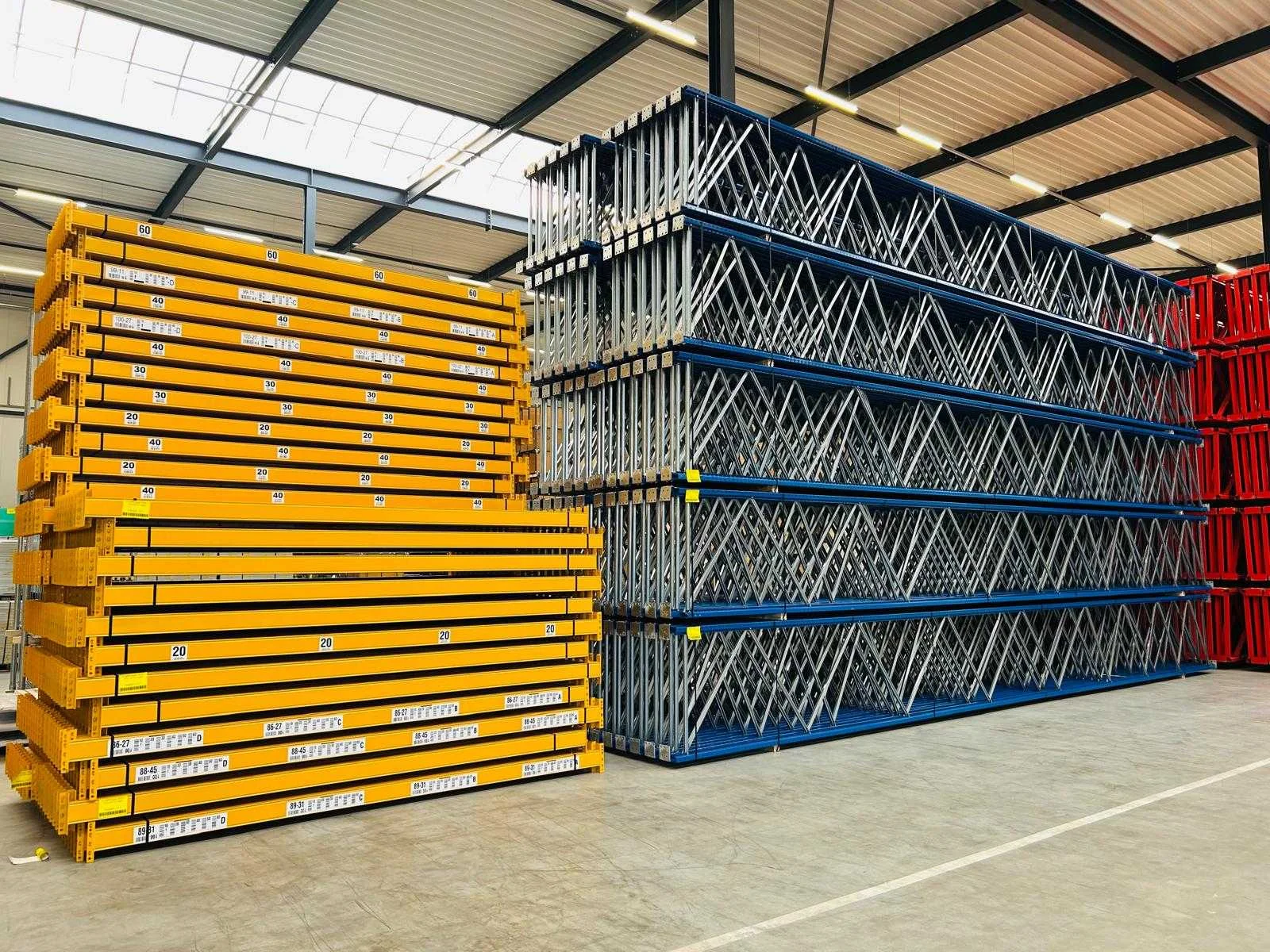 Magazijnstellingen, draagarmstelling, legbordstelling, en magazijn toebehoren