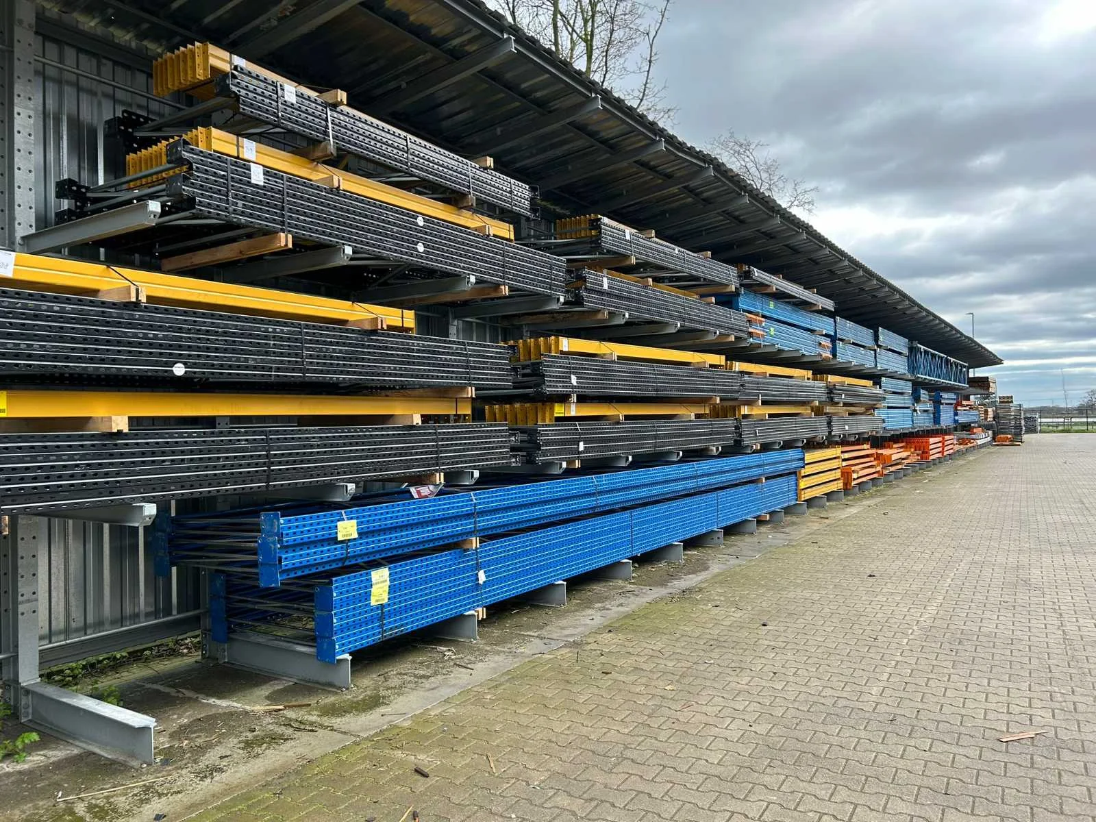 Magazijnstellingen, inrijstellingen, heftruck, en magazijn toebehoren