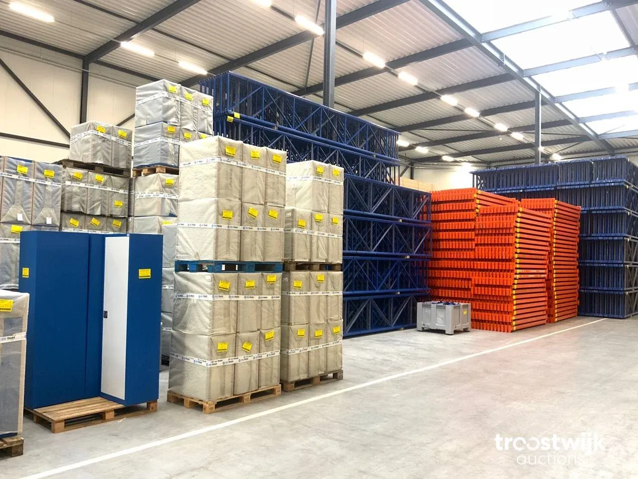 Magazijnstellingen, layher steigermateriaal, gereedschap en magazijnbakken