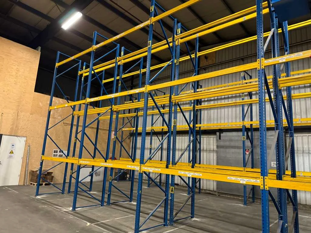 Magazijnstellingen, machines en keukens