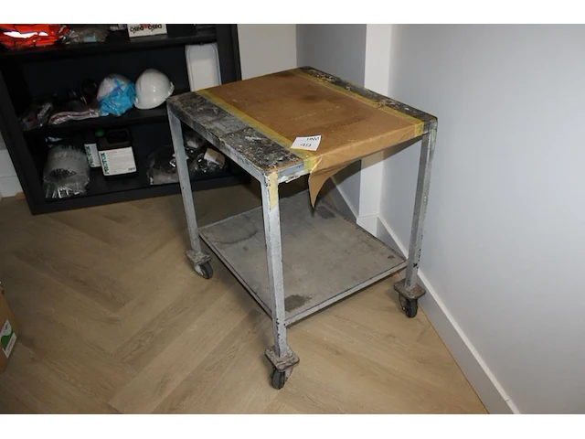 Magazijntafel met onderplateau. afmeting 70 x 60 x 78 cm. - afbeelding 2 van  3