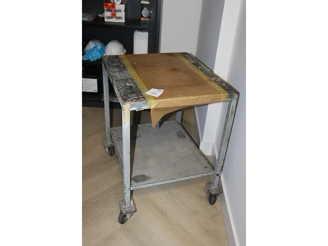 Magazijntafel met onderplateau. afmeting 70 x 60 x 78 cm. - afbeelding 3 van  3