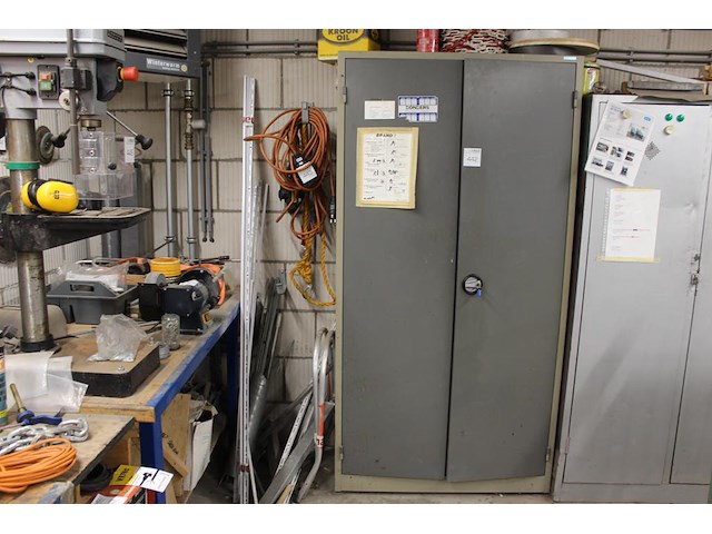 Magazijnvoorraadkast met inhoud w.o. bevestigingsmaterialen. afmeting 80 x 45 x 196 cm. - afbeelding 1 van  8