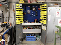 Magazijnvoorraadkast met inhoud w.o. bevestigingsmaterialen. afmeting 80 x 45 x 196 cm. - afbeelding 3 van  8