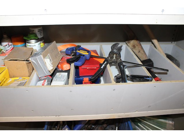 Magazijnvoorraadkast met inhoud w.o. bevestigingsmaterialen. afmeting 80 x 45 x 196 cm. - afbeelding 7 van  8