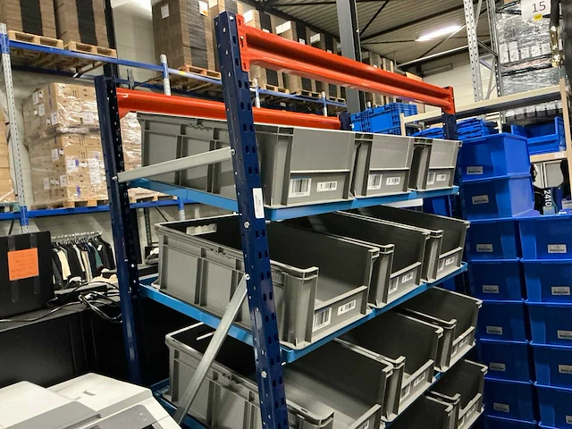 Magazijnwagen met bakjes - afbeelding 1 van  4