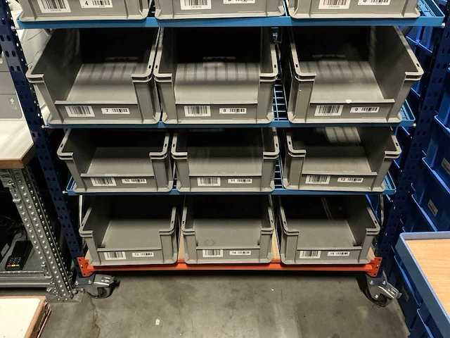 Magazijnwagen met bakjes - afbeelding 4 van  4