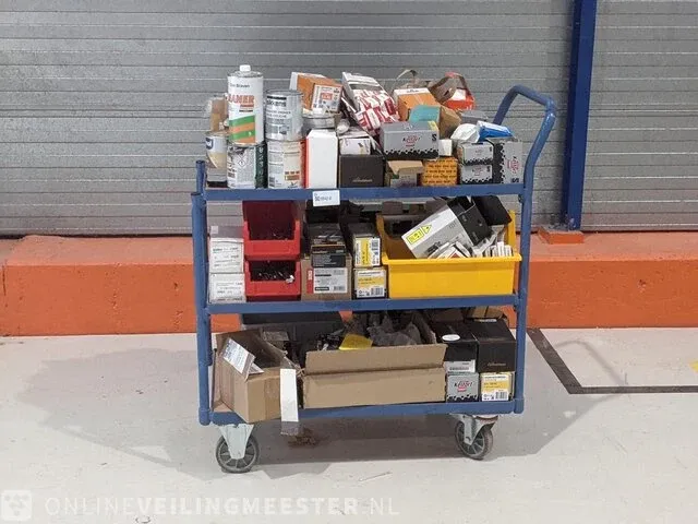 Magazijnwagen met divers ijzerwaar - afbeelding 1 van  36