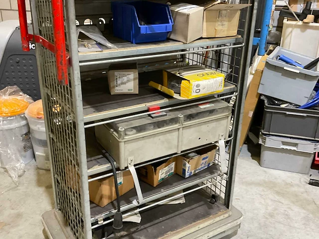 Magazijnwagen met inhoud - afbeelding 3 van  4