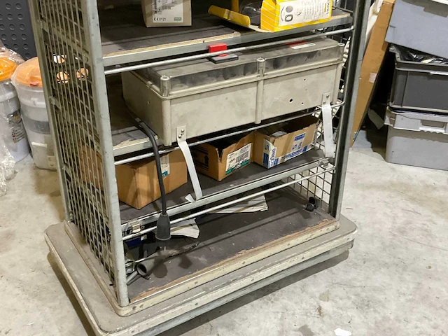 Magazijnwagen met inhoud - afbeelding 4 van  4