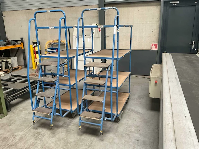 Magazijnwagen met trap (2x) - afbeelding 1 van  4