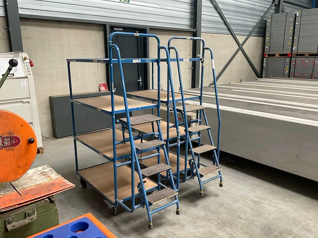 Magazijnwagen met trap (2x) - afbeelding 2 van  4