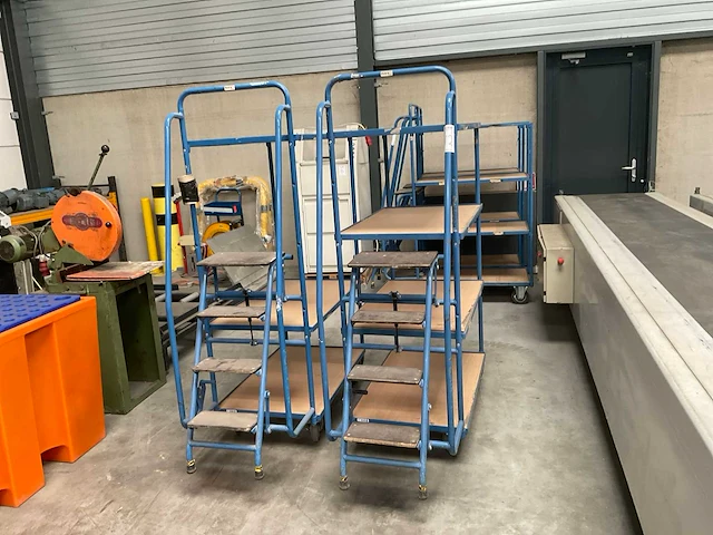Magazijnwagen met trap (2x) - afbeelding 1 van  5