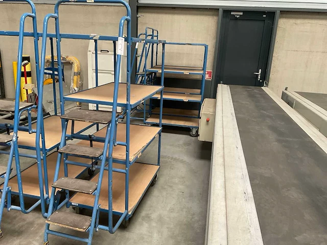 Magazijnwagen met trap (2x) - afbeelding 3 van  5