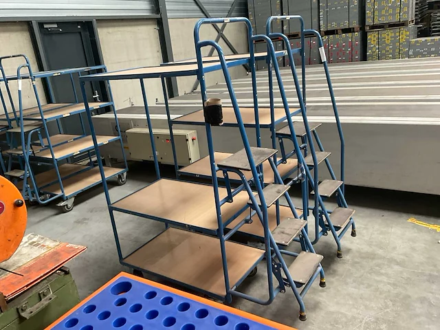Magazijnwagen met trap (2x) - afbeelding 4 van  5