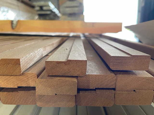 Mahonie glaslatten (aanslaglat) 18x43mm, lengte 295cm (69x) - afbeelding 3 van  4