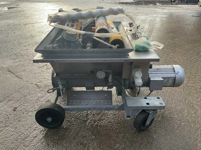 Mai - 2 pump taurus - beton pomp - afbeelding 2 van  9