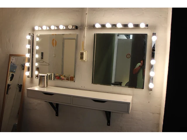 Make-up tafel met twee spiegels en verlichting. breedte tafel 120 cm. - afbeelding 1 van  2
