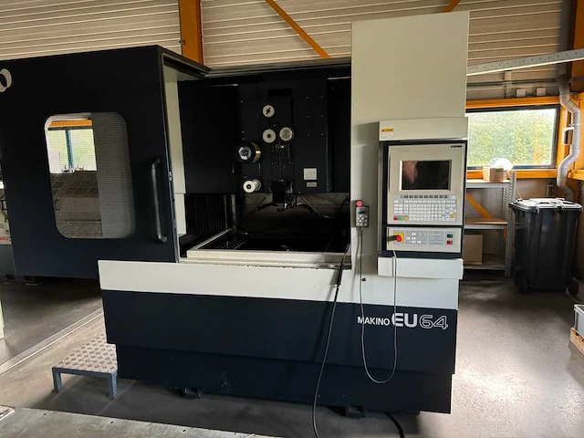 Makino eu 64 edm draadvonkerodeermachine - afbeelding 1 van  13