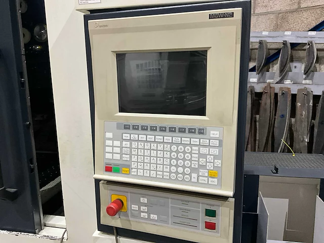 Makino eu 64 edm draadvonkerodeermachine - afbeelding 10 van  13