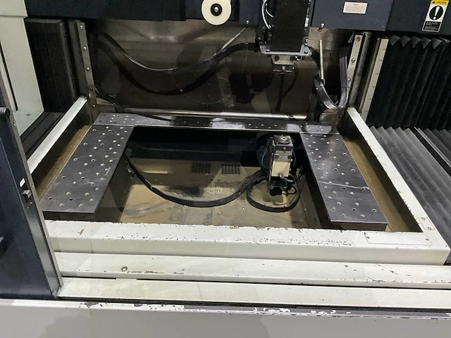 Makino eu 64 edm draadvonkerodeermachine - afbeelding 12 van  13