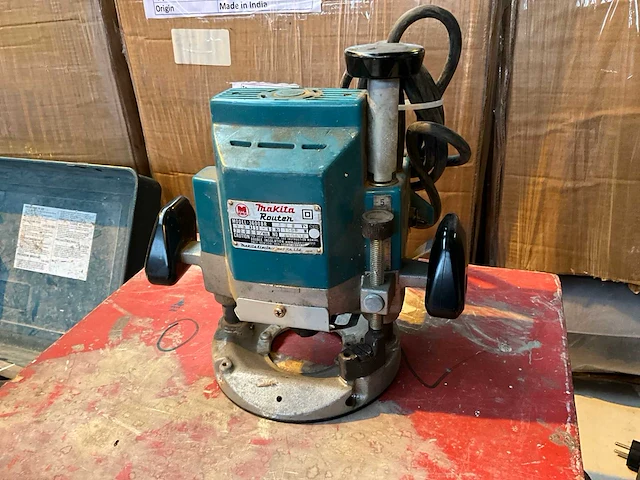 Makita 3600 br bovenfrees - afbeelding 1 van  5