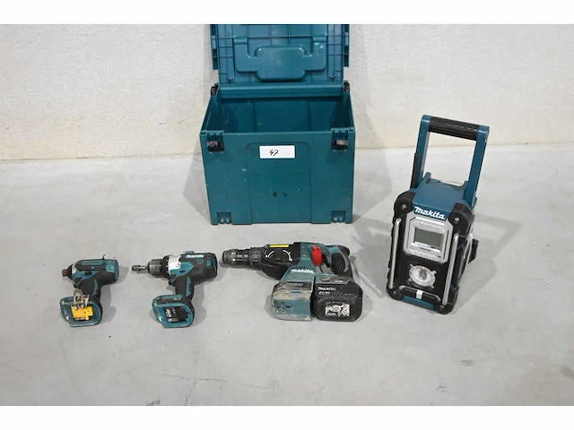 Makita 4-delige 18v accu gereedschapsset - afbeelding 1 van  9