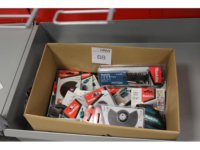 Makita accessoires in doos w.o. multitoolzagen, bitset, kniebeschermers en rolmaat - afbeelding 1 van  3