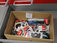 Makita accessoires in doos w.o. multitoolzagen, bitset, kniebeschermers en rolmaat - afbeelding 1 van  3