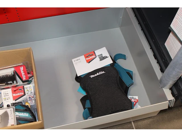 Makita accessoires in doos w.o. multitoolzagen, bitset, kniebeschermers en rolmaat - afbeelding 2 van  3