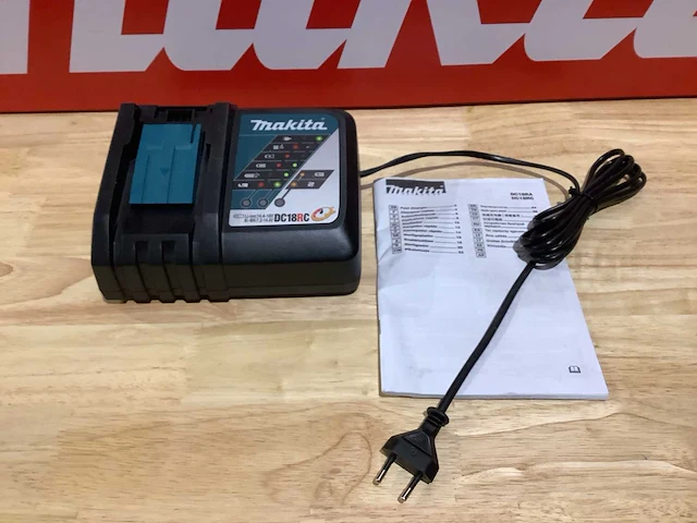 Makita dc18rc lxt accu snellader - afbeelding 1 van  3