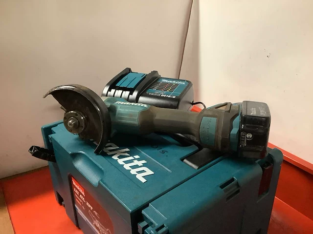 Makita dga504 haakse slijpmachine - afbeelding 1 van  3