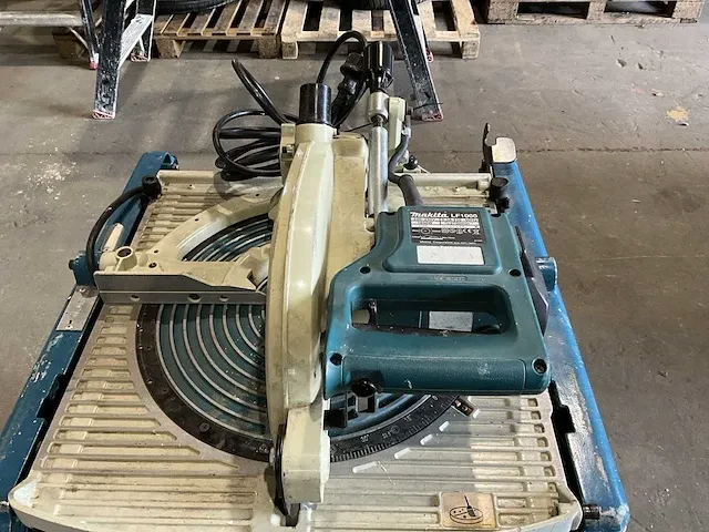 Makita flipper lf1000 afkortcirkelzaagmachine / zaagtafel - afbeelding 20 van  25