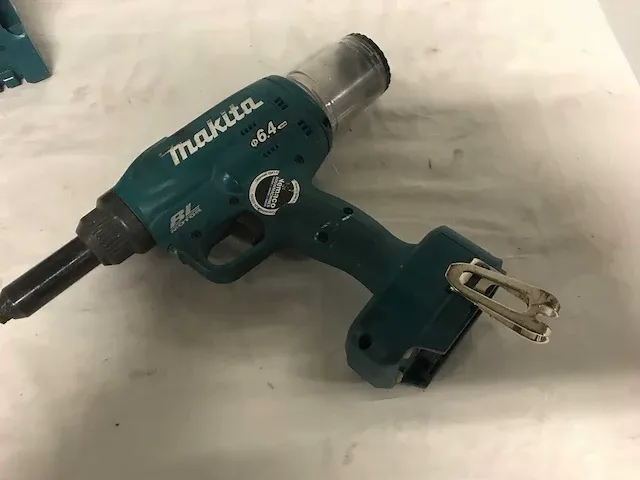 Makita gereedschapset blindklinknageltang schroefmachine en werklamp - afbeelding 5 van  6