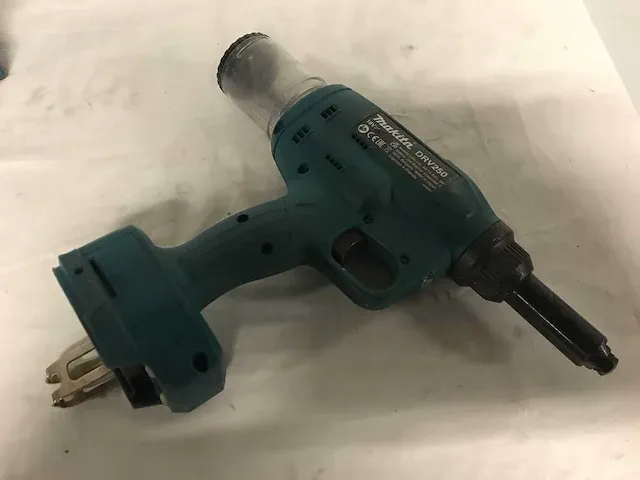 Makita gereedschapset blindklinknageltang schroefmachine en werklamp - afbeelding 6 van  6