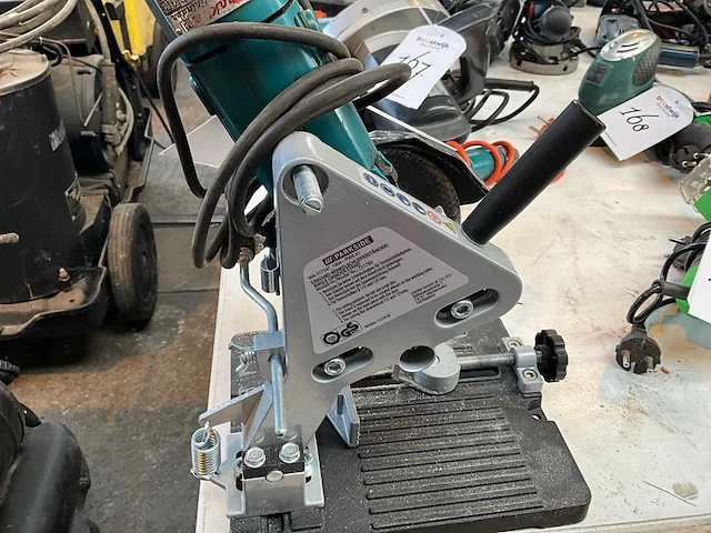 Makita haakse slijpmachine in standaard - afbeelding 3 van  4