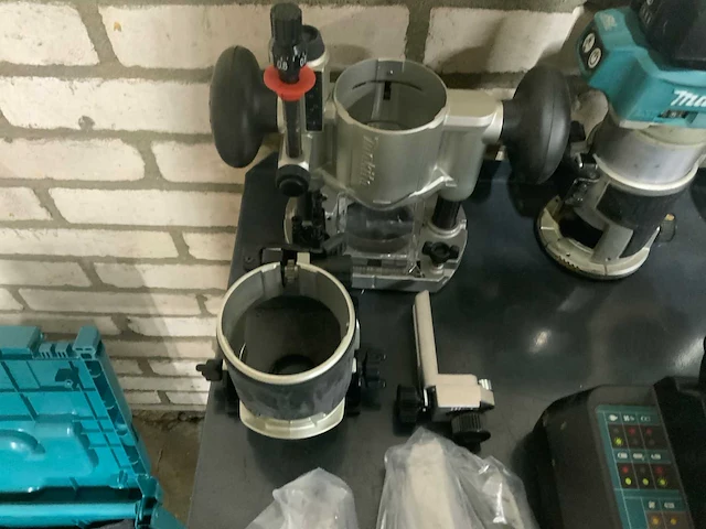 Makita kantenfrees bovenfrees 2 stuks inclusief koffer en toebehoren - afbeelding 2 van  7
