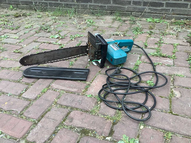Makita kettingzaag - afbeelding 1 van  3