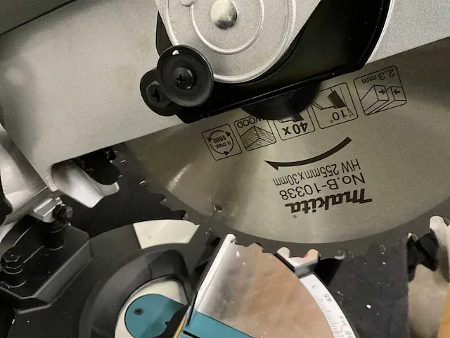 Makita mls100n afkortcirkelzaagmachine - afbeelding 7 van  13